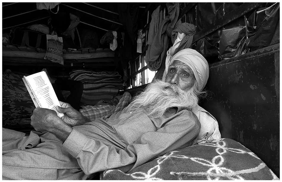 Un campesino que se sumó a la protesta inicial lee una obra del poeta revolucionario punjabí Pash en su carrito en la frontera entre Singhu y Delhi, 10 de diciembre de 2021 Vikas Thakur / Instituto Tricontinental de Investigación Social 