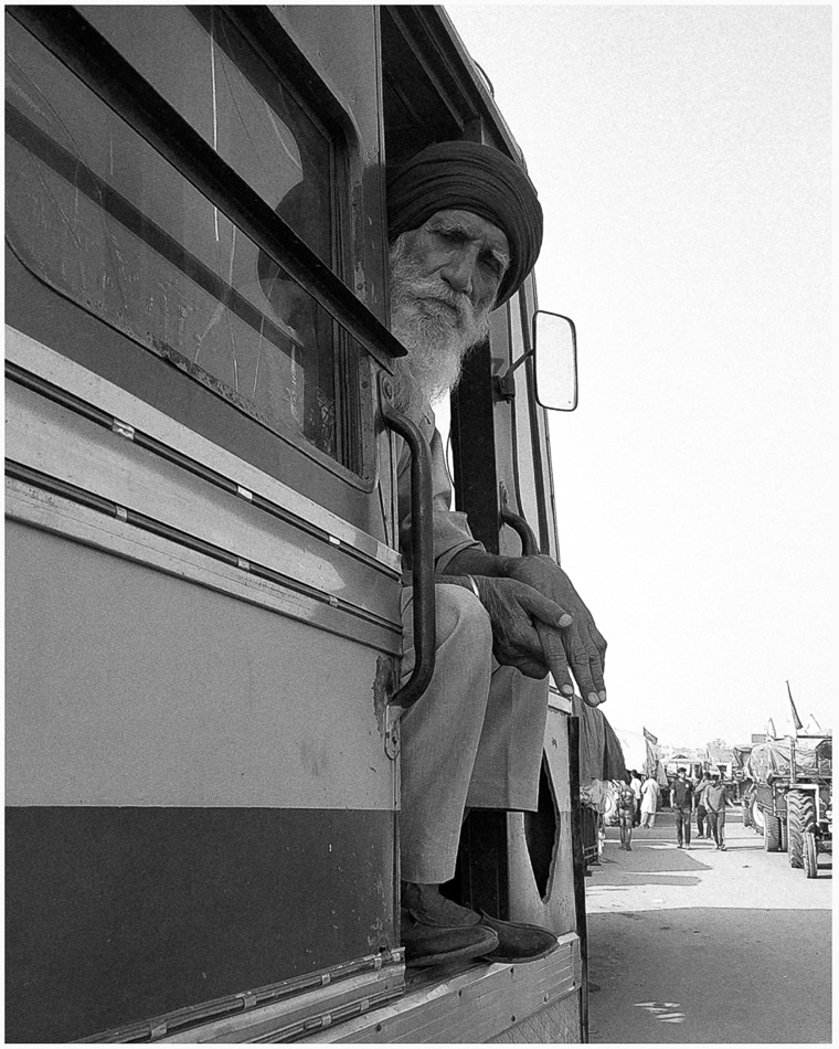 Un campesino participa en las protestas en su camión en la frontera entre Singhu y Delhi, 5 de diciembre de 2020 Vikas Thakur / Instituto Tricontinental de Investigación Social