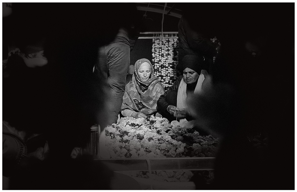 Women decorate a palki sahib, a Sikh religious structure at the Singhu border in Delhi, 31 December 2020.