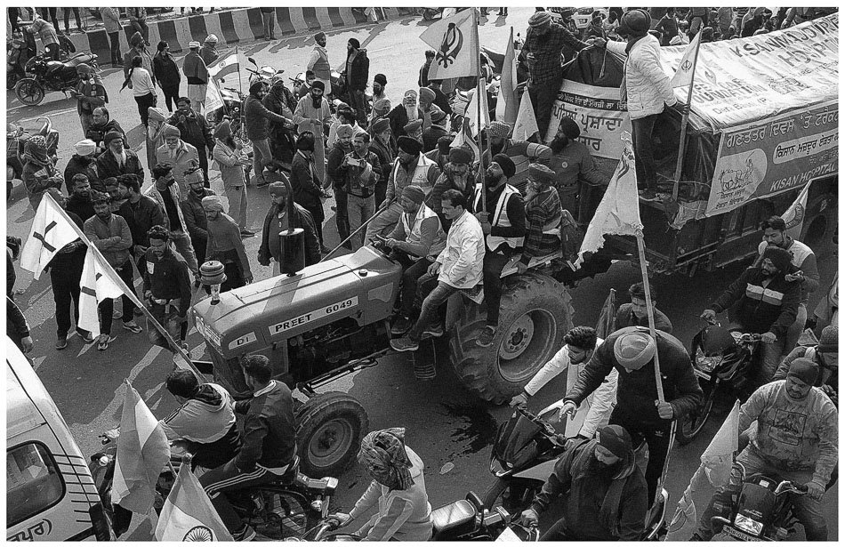 Um contigente de tratores na rodovia GT Karnal fura as barricadas e entra em Dehli, iniciando um enfrentamento entre os manifestantes e a polícia, 26 de janeiro de 2021 Vikas Thakur / Instituto Tricontinental de Pesquisa Social 