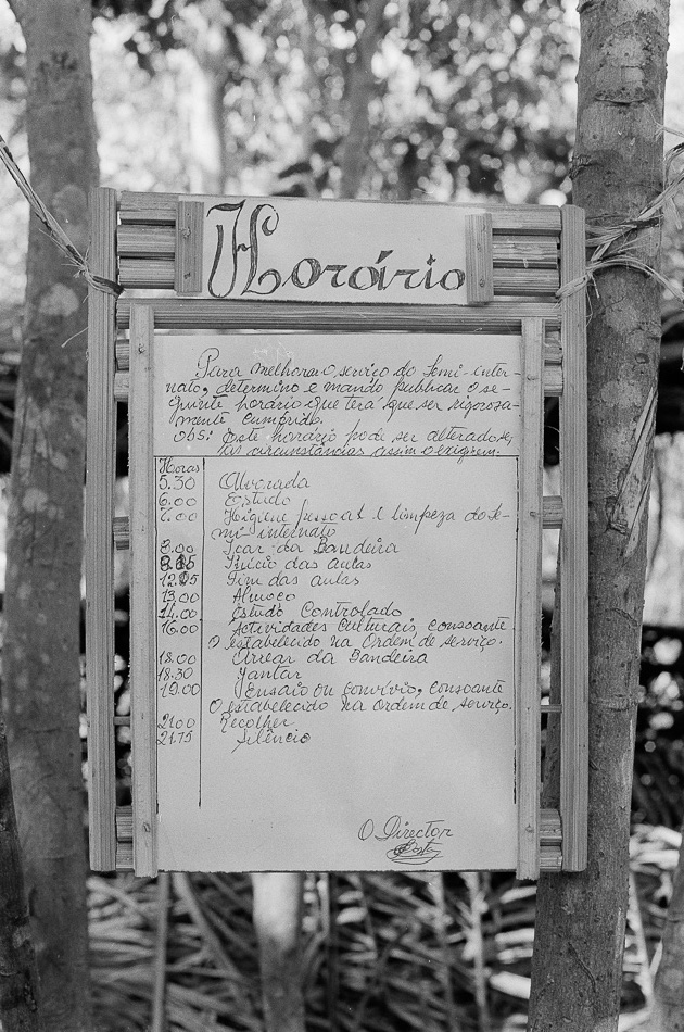 El horario diario de una escuela primaria en régimen de semi-internado de la región de Sárà que pretende "mejorar los servicios" del centro, que debe "cumplirse estrictamente... [pero] modificarse si las circunstancias lo requieren", 1974. Créditos: Roel Coutinho, Guinea-Bissau and Senegal Photographs (1973–1974)